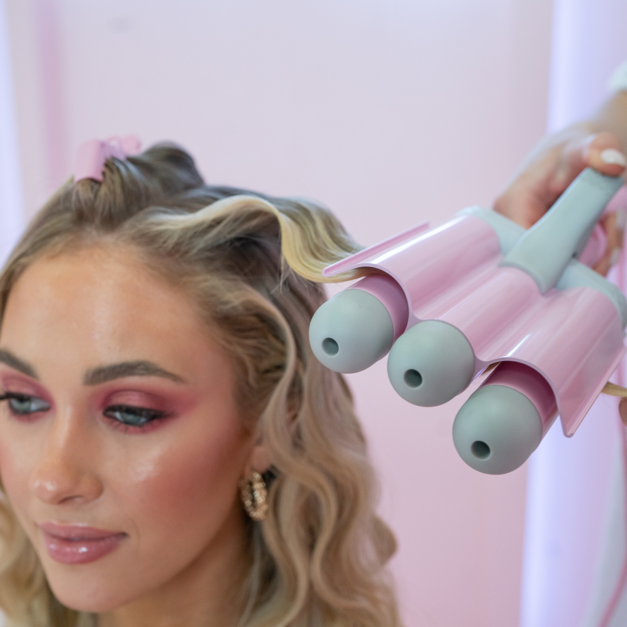 model using the PRO Hair Waver - 32mm Pink