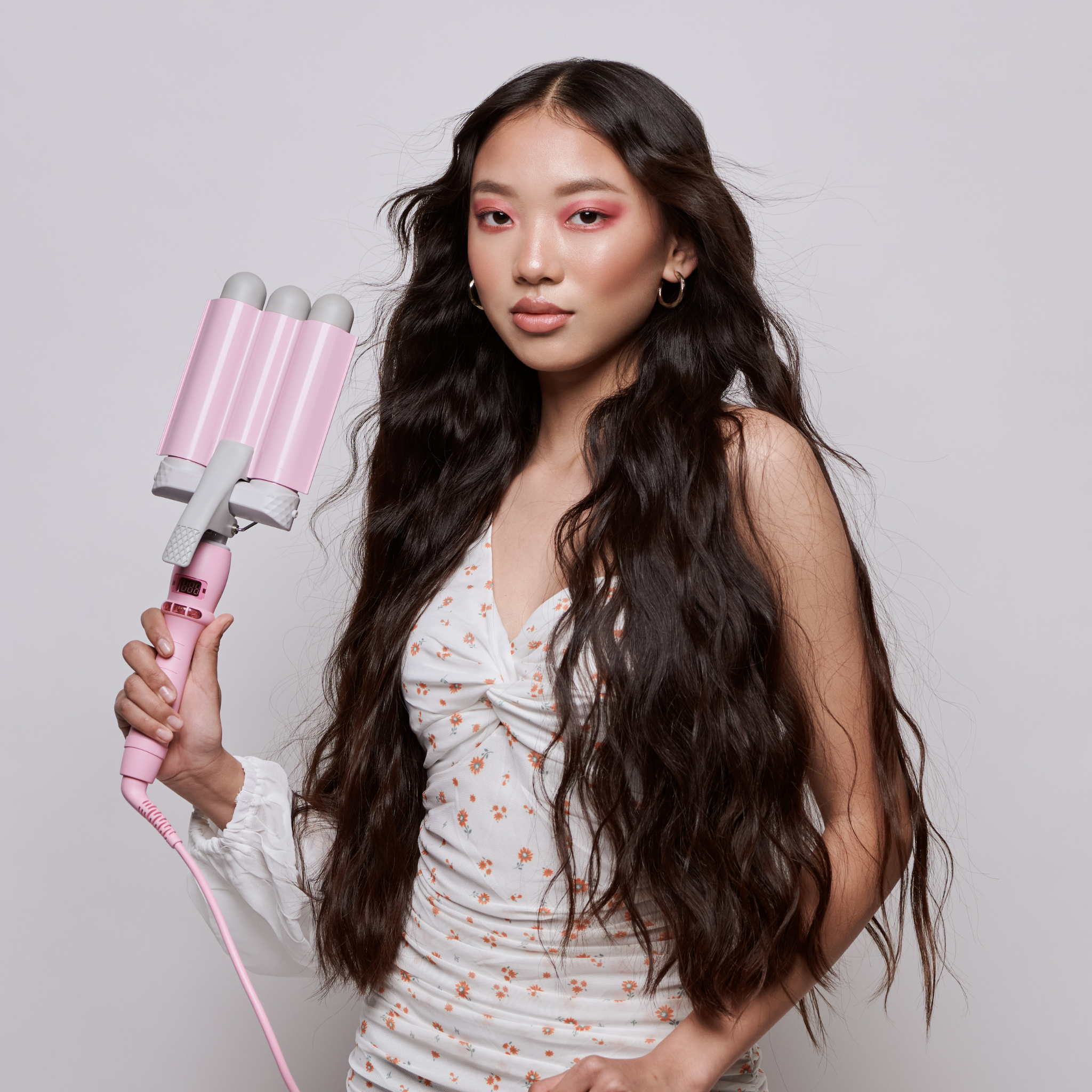 Model using the PRO Hair Waver - 32mm Pink