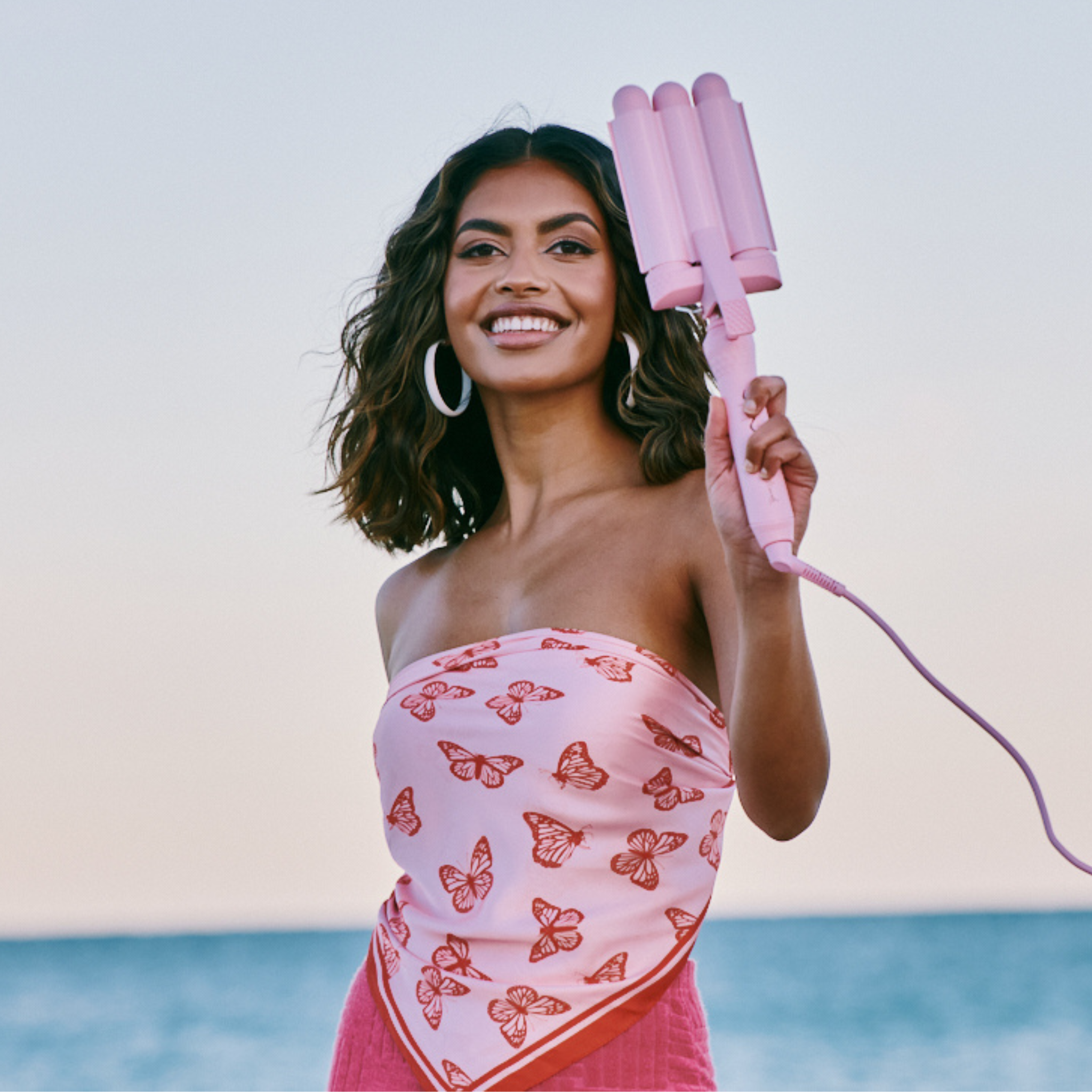 Model using the Mermade Hair Pink Style Wand