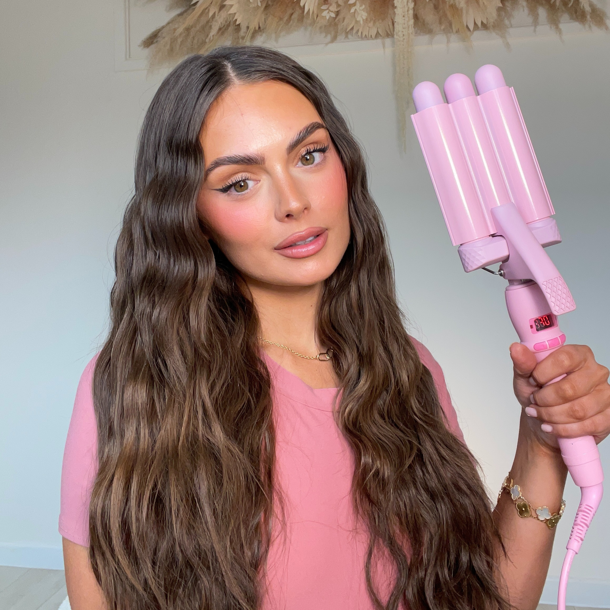 Model using the PRO Mini Hair Waver - 25mm Pink